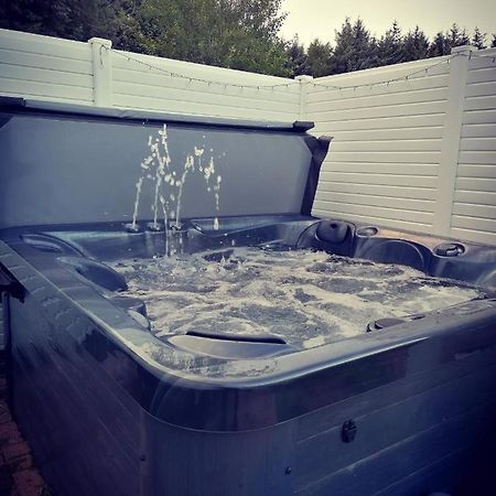 The Kalos Retreat - Hot Tub Lodge With Free 18 Hole Golf Course Swarland Zewnętrze zdjęcie
