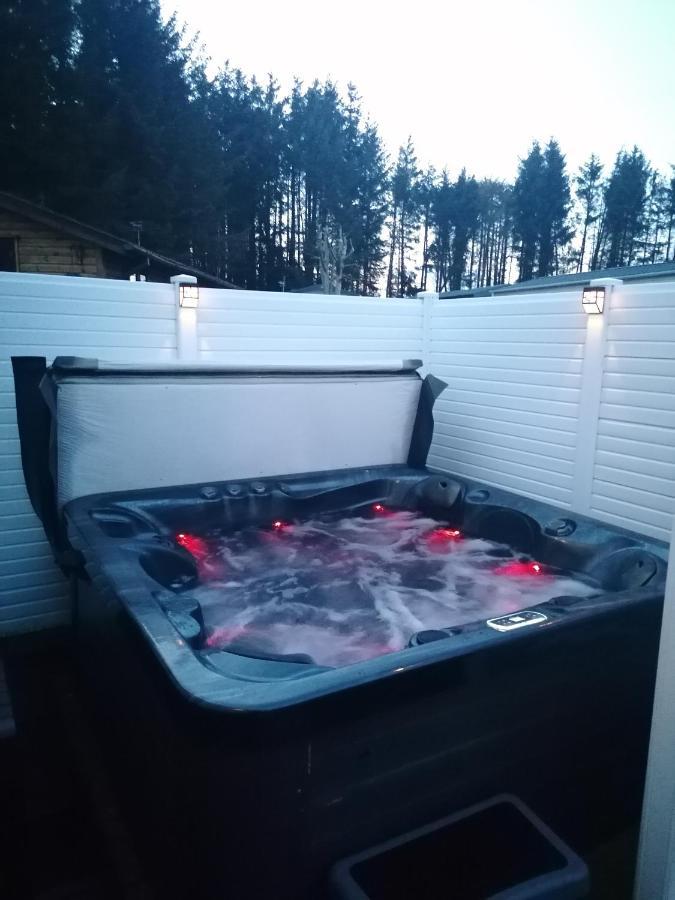 The Kalos Retreat - Hot Tub Lodge With Free 18 Hole Golf Course Swarland Zewnętrze zdjęcie